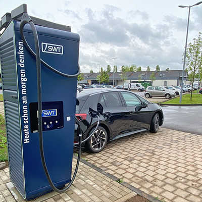 Ein Elektroauto steht zum Laden an der neuen Schnellladesäule in Tarforst. Foto: SWT