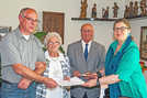 Bürgermeisterin Angelika Birk (rechts) und Ortsvorsteher Horst Erasmy gratulieren Margarete und Erich Kinzig zur Eisernen Hochzeit. 
