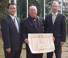 Yoshitaka Hanada, Japanischer Generalkonsul in Frankfurt, zeichnete Johann Aubart aus. Mit dabei war auch Bürgermeister Georg Bernarding.