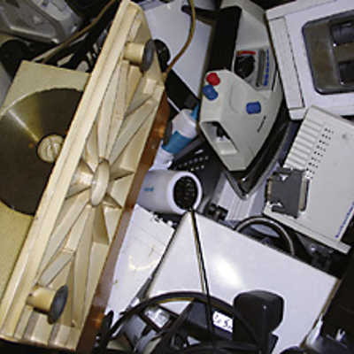 Alte Elektrogeräte, wie zum Beispiel Computer-Festplatten oder Bildschirme, dürfen seit März nicht mehr im allgemeinen Hausmüll entsorgt werden. Für die getrennte Abgabe macht die A.R.T. ihren Kunden mehrere Angebote. Foto: A.R.T.