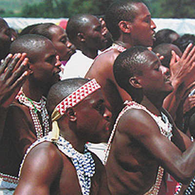 Die Foto-Ausstellung dokumentiert auch lebendige kulturelle Traditionen in Ruanda, darunter den Tanz junger Männer. Foto: Lars Reuter