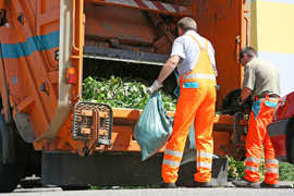 Müllwerker sammeln Gartenabfälle ein