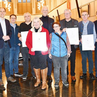 Zusammen mit ihren Nachfolgern sowie Baudezernent Dr. Thilo Becker (2. v. l.) und Oberbürgermeister  Wolfram Leibe (hinten Mitte) präsentieren die vier anwesenden ausgeschiedenen Ortsvorstehenden ihre städtischen Dankurkunden mit der „Petermännchen“-Münze: Andreas Kratz (Biewer), Petra Block (Olewig), Karl-Heinz-Klupsch (Irsch) und Jürgen Plunien (Mariahof, v. l.).