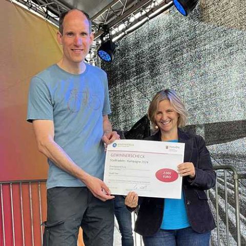 Scheck: Klimaschutzministerin Katrin Eder überreichte Baudezernent Dr. Thilo Becker die Prämie von 2000 Euro. Foto: MKUEM RLP