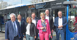 Auf dem Besuchsprogramm von Ministerin Katrin Eder (3. v. l.) stand auch eine Busfahrt mit Start am Hauptbahnhof.