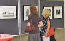 Zwei Besucherinnen auf ihrem Rundgang durch die neue Fotoausstellung des Forums „Visuelle Tonart“. Foto: Sparkasse