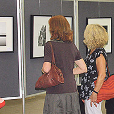 Zwei Besucherinnen auf ihrem Rundgang durch die neue Fotoausstellung des Forums „Visuelle Tonart“. Foto: Sparkasse