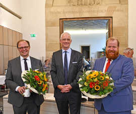 OB Wolfram Leibe steht mit den neuen Beigeordneten Markus Nöhl und Ralf Britten im Rathaussaal. 