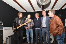 Michael Kernbach (Vorsitzender Musiknetzwerk Trier), Dezernent Thomas Schmitt und Uwe Kollmann (Musiknetzwerk, v. r.) fachsimpeln mit Florian Stiefel (l.) und Jochen Philippi, die in den Bands „Kramsky“ und „vandermeer“ spielen, im neuen Proberaum über Verstärker und Musik. Michael Kernbach (Vorsitzender Musiknetzwerk Trier), Dezernent Thomas Schmitt und Uwe Kollmann (Musiknetzwerk, v. r.) fachsimpeln mit Florian Stiefel (l.) und Jochen Philippi, die in den Bands „Kramsky“ und „vandermeer“ spielen, im neuen Proberaum über Verstärker und Musik.
