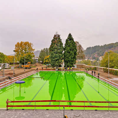 Mit dem grün eingefärbten Wasser im Nordbad wird deutlich, dass die zahlreichen Bodendüsen das Desinfektionsmittel optimal im Becken verteilen. Foto: SWT