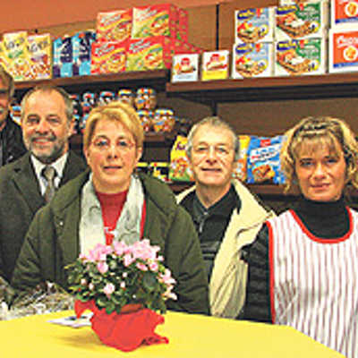 Fredi Winter und Jürgen Borniger (Awo, v. l.)  präsentieren mit OB Jensen und zwei Verkäuferinnen den wiedereröffneten Laden. Die früheren Inhaber Susanna und Franz Krebs (Mitte) freuen sich mit den neuen Betreibern.