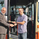 Frank Birkhäuer, Chef des Verkehrsbetriebs (l.), übergibt Schlüssel und Fahrzeugpapiere an Lothar Wagner (Don Bosco Fambul). Foto: SWT