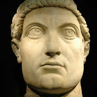Eine originalgetreue Nachbildung des Kopfes der antiken Kolossalstatue Konstantins des Großen war das Markenzeichen der Trierer Konstantin-Ausstellung 2007.