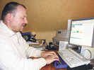 Michael Jörg surft mit Hilfe der Braille-Zeile, die hier die Texte der Startseite von www.trier.de in Blindenschrift überträgt, im Internet.