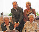 OB Klaus Jensen gratuliert Margareta Lehnen (l.) gemeinsam mit Doris Steinbach, Ortsbeiratsmitglied, zum 100. Geburtstag. Nicht fehlen durfte am Ehrentag die 95jährige Schwester Barbara Lehnen (r.).