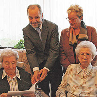 OB Klaus Jensen gratuliert Margareta Lehnen (l.) gemeinsam mit Doris Steinbach, Ortsbeiratsmitglied, zum 100. Geburtstag. Nicht fehlen durfte am Ehrentag die 95jährige Schwester Barbara Lehnen (r.).