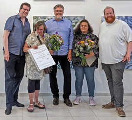 Übergabe der Preisurkunden zusammen mit Blumensträußen an die Gewinnerinnen