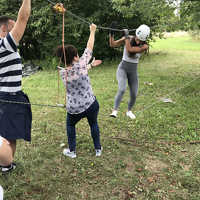 Gut gesichert geht es über die Slackline.