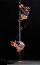 „A 2 mètres“ heißt die Performance von Jesse und Rocio: Sie sind durch einen Schlauch verbunden, mit dem der an Mukoviszidose leidende Artist Jesse Huygh mit Sauerstoff versorgt wird. Foto: Patrick Lemineur