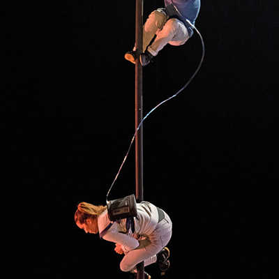 „A 2 mètres“ heißt die Performance von Jesse und Rocio: Sie sind durch einen Schlauch verbunden, mit dem der an Mukoviszidose leidende Artist Jesse Huygh mit Sauerstoff versorgt wird. Foto: Patrick Lemineur