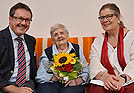 Bürgermeisterin Angelika Birk und Christian Bösen, Ortsvorsteher von Trier-Nord, beglückwünschen Barbara Schlag. Foto: PA
