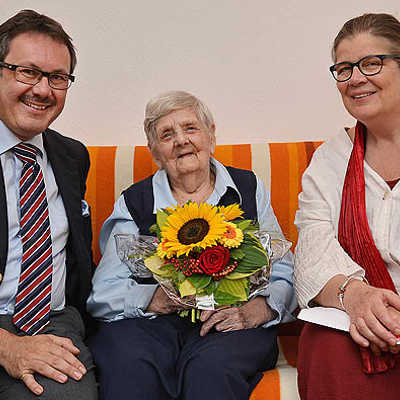 Bürgermeisterin Angelika Birk und Christian Bösen, Ortsvorsteher von Trier-Nord, beglückwünschen Barbara Schlag. Foto: PA