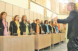 Unter Leitung von Maria Regina Azzara (r.) stimmt der „Corale Polifonica Cento Torri“ aus Ascoli im Rathaussaal Giuseppe Verdis „Va pensiero“ an.
