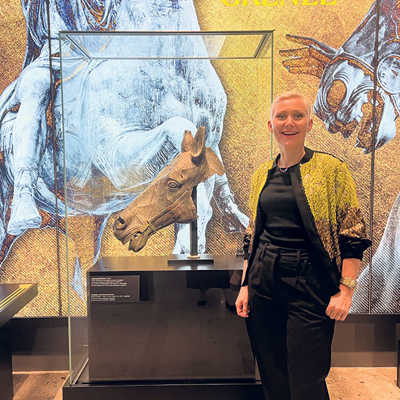 Dr. Anne Kurtze mit ihrem Lieblingsobjekt der Landesausstellung – dem Pferdekopf aus vergoldeter Bronze. Foto: Rheinisches Landesmuseum