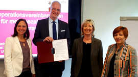 OB Wolfram Leibe und Finanz- und Bauministerin Doris Ahnen unterzeichneten in Mainz die Vereinbarung.