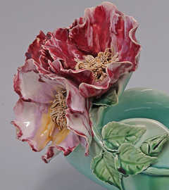Florales Schmuckelement auf einer Keramikvase aus dem Hause Servais.
