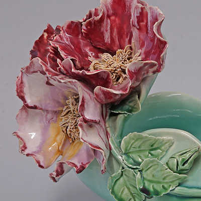 Florales Schmuckelement auf einer Keramikvase aus dem Hause Servais. Foto: Stadtmuseum