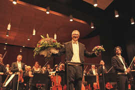 Victor Puhl nimmt nach seinem Abschiedskonzert Ovationen entgegen