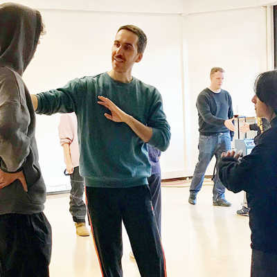 Mit der Unterstützung des Tanzpädagogen Marco Barbieri (Mitte) erarbeitet eine Klasse der BBS GuT eine Choreografie zum gleichen Thema wie das Tanzensemble des Trierer Theaters.
