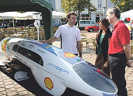 FH-Student Ulrich Wohner (l.) zeigt Besuchern das Mobilitätstages das Energiesparmobil "Protron".