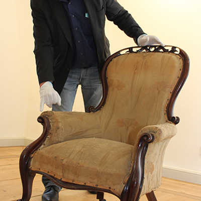 Peter Pfister, Kunsthistoriker der Friedrich-Ebert-Stiftung, zeigt die zahlreichen Gebrauchsspuren des Sessels, in dem Karl Marx in London gestorben sein soll. 