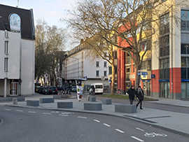 Die neuen Sitzsteine werten die Verkehrsinsel am Pferdemarkt auf.