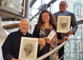 Harry Thiele und Dr. Bärbel Schulte stellen mit Clas Steinmann die Blätter der Kulturaktie 2016 vor.