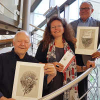 Harry Thiele und Dr. Bärbel Schulte stellen mit Clas Steinmann die Blätter der Kulturaktie 2016 vor.