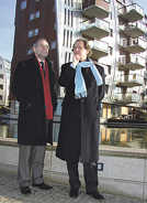 Zeitgenössiche Architektur: Der Herzogenbuscher Bürgermeister Ton Rombouts (rechts) zeigt seinem Trierer Amtskollegen Klaus Jensen das Armada-Viertel. Foto: Protokollreferat