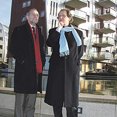 Zeitgenössiche Architektur: Der Herzogenbuscher Bürgermeister Ton Rombouts (rechts) zeigt seinem Trierer Amtskollegen Klaus Jensen das Armada-Viertel. Foto: Protokollreferat