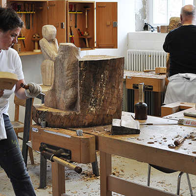 Schon seit vielen Jahren sind die Grundlagen der Bildhauerei in Stein und Holz mit Peter Rübsam ein Klassiker im Akademie-Programm. Foto: EKA