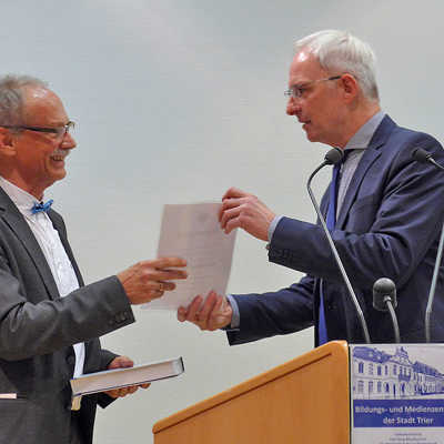 Oberbürgermeister Wolfram Leibe verabschiedet Michael Strobel in den Ruhestand.