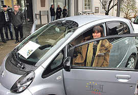 Baudezernentin Simone Kaes-Torchiani freut sich über das neue Dienstfahrzeug mit Elektroantrieb.