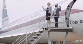Eine Szene des Fem.Film I-Spots spielt vor einem Flugzeug.