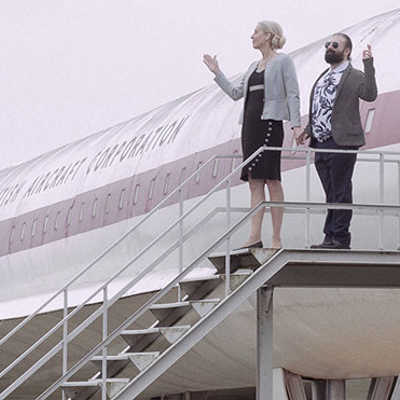 Eine Szene des Fem.Film I-Spots spielt vor einem Flugzeug. Es geht unter anderem um einen neuen Blick auf Frauen in der Politik und ihre Wahrnehmung im öffentlichen Raum. Foto: Karsten Müller/elenovela.eu