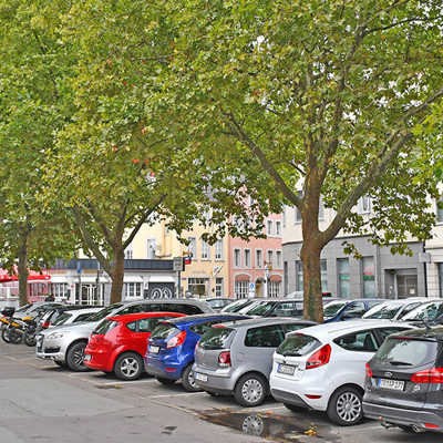 Die Gebühreneinnahmen für großflächige Parkplätze an öffentlichen Straßen, wie hier am Rindertanzplatz, sind ab 2023 umsatzsteuerpflichtig.