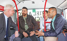OB Wolfram Leibe fährt mit dem Linienbus durch Trier und sucht das Gespräch mit den Fahrgästen wie hier mit drei Asylsuchenden aus Syrien.