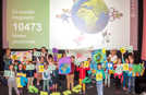Stolz präsentieren die Kinder verschiedener Schulen ihre selbstgebastelten Plakate mit den gesammelten Meilen. Mit dabei sind auch Sophie Lungershausen (LA 21), Josefine Kraft (Broadway-Kino), Bürgermeisterin Angelika Birk und Julia Koch (ADD, v. l.). 