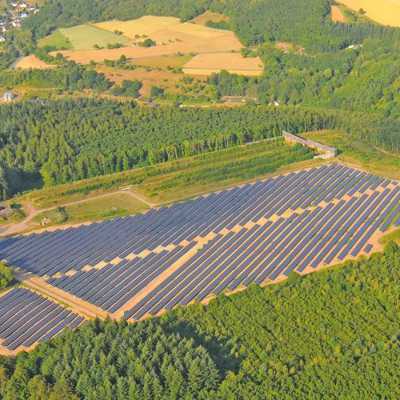 Im Bereich Nachhaltigkeit engagiert sich die Sparkasse auch mit ihrer Umweltstiftung zusammen mit den Trierer Stadtwerken beim Solarpark Saarburg. Foto: SWT