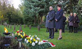 Foto: OB Klaus Jensen und die polnische Konsulin Monica Trojan-Otwinowska vor der zentralen Gedenkstätte auf dem Hauptfriedhof.